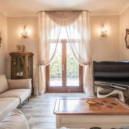 Elena Villa *