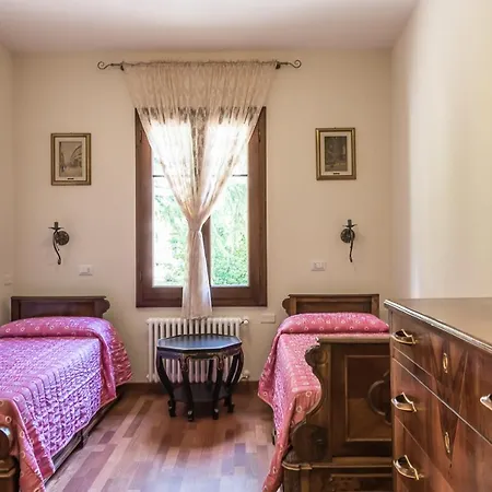Elena Villa *